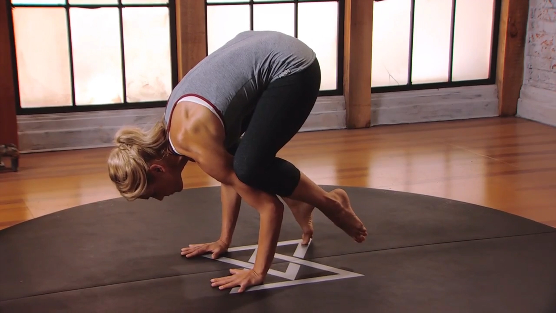 YOGA CROW POSE ⁄⁄ MEDIUM DIFFICULTY00805